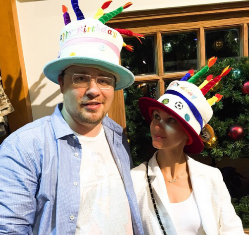 Гарик Харламов и Кристина Асмус поздравили дочку, надев забавные шляпки