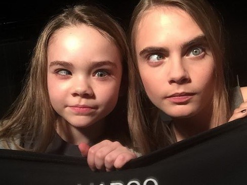 Девушка любит покривляться перед фотокамерой, а в особенности – сводить глаза к носу. При этом она обладает способностью смотреть двумя глазами в разные стороны одновременно. Девушка любит покривляться перед фотокамерой, а в особенности – сводить глаза к носу. При этом она обладает способностью смотреть двумя глазами в разные стороны одновременно.