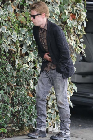 Макклея Калкина тошнит на улице Макклея Калкина тошнит на улице