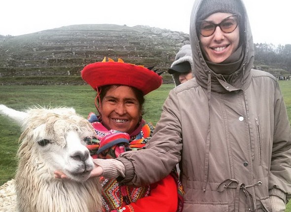 Ксения Собчак с жительницей Перу и представителем местной фауны Ксения Собчак с жительницей Перу и представителем местной фауны