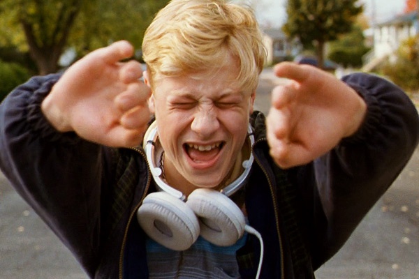 Драма "Мамочка". Стив – подросток и неплохой парень, если бы не эти спонтанные вспышки ярости, от которых он страдает. Из-за этого он был закрыт в специальном интернате. Но его овдовевшая мама, личность тоже яркая, решает забрать сына, несмотря на предупр