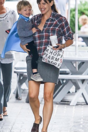 Дженнифер Гарнер с ребенком