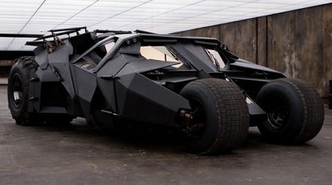 Tumbler. Транспортное средство Бэтмена в трилогии Кристофера Нолана называется Tumbler и кардинально отличается от своих предшественников. Tumbler. Транспортное средство Бэтмена в трилогии Кристофера Нолана называется Tumbler и кардинально отличается от своих предшественников.