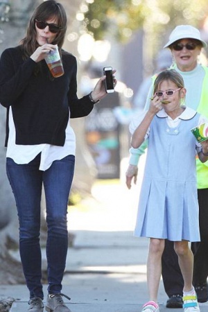 Дженнифер Гарнер была замечена со своими дочерьми. Сначала она забрала со школы старшую Вайолет, а после младшею Серафину.