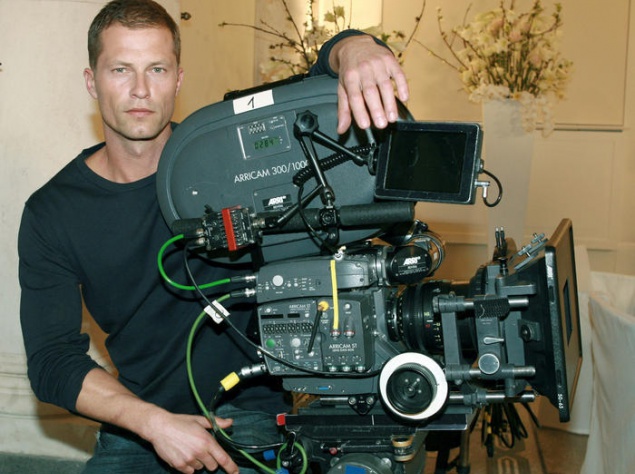 Уговорил Квентина Тарантино вставить в фильм "Бесславные ублюдки" сцену с убийством Геббельса и Гитлера в кинотеатре, мотивируя это тем, что он мечтал убить Гитлера с 13 лет. За роль Мартина Бреста в фильме "Достучаться до небес" (Knokin' on Haven’s Door,