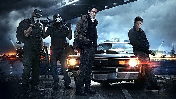 Криминальная драма "Ограбление по-американски". Из-за тюремного прошлого Джеймс не может рассчитывать на кредитование своего бизнеса. Его брат предлагает провернуть небольшое дельце в последний раз. В результате осуществления плана по ограблению банка ста