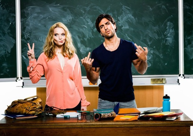 Комедия "Зачетный препод". Зеки Мюллер – грабитель банков, который после положенного срока выходит из тюрьмы. Чтобы забрать награбленное, Мюллеру необходимо устроиться на работу школьным сторожем. Но в результате ошибки, его берут в качестве учителя на за