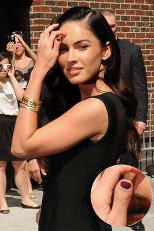 Меган Фокс. Дефект внешности: деформированные пальцы на руках