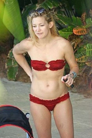 Кейт Хадсон. Дефект внешности: отсутствие груди