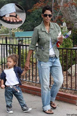 Холли Берри. Дефект внешности: шесть пальцев на ноге