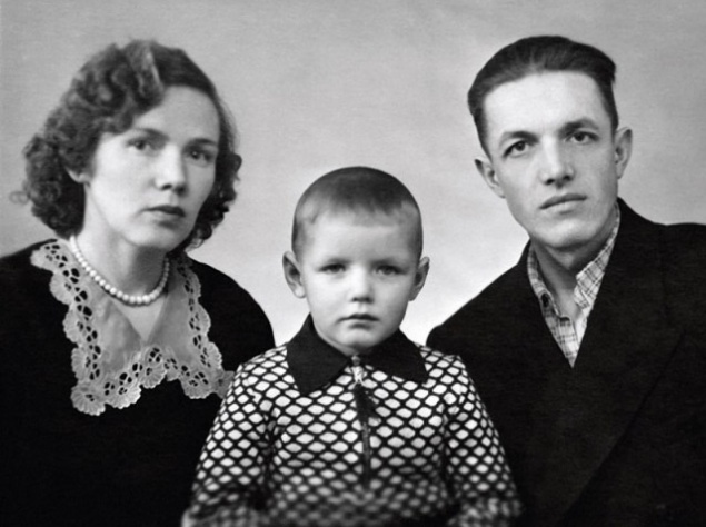 Саша Галибин с мамой Раисой Георгиевной и отцом Владимиром Александровичем, 1959 год