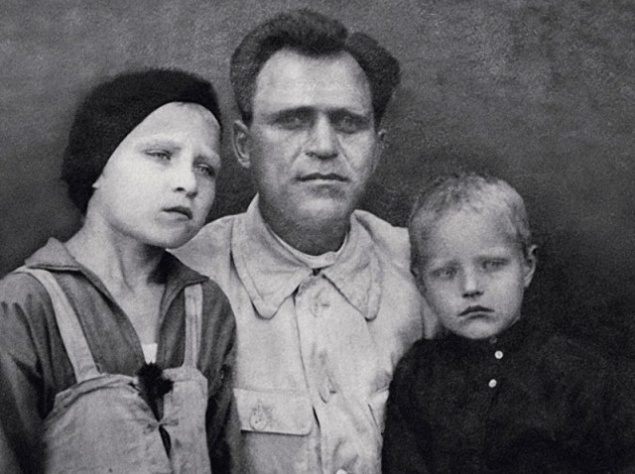 Василий Марков с дочерью Риммой и сыном Леней. Саратов, 1932 год