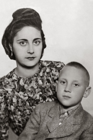 Володя Высоцкий с мамой Женей (мачехой Евгенией Степановной Лихолатовой) на отдыхе в г. Эберсвальде, Германия, 1947 год