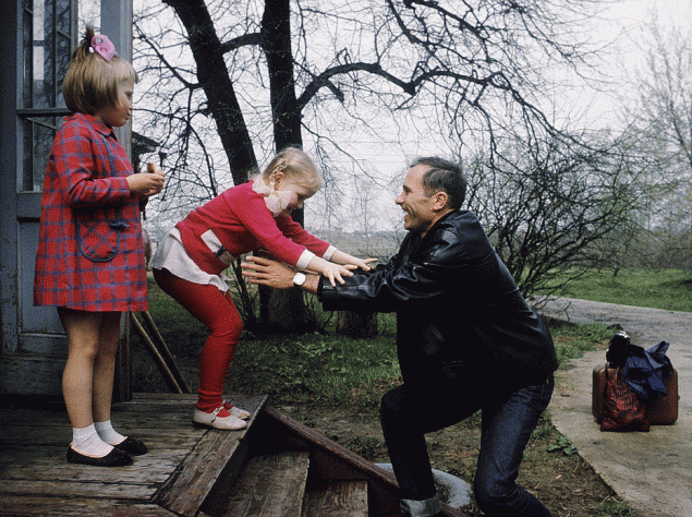 Шукшины Василий, Маша и Оля