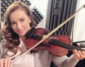 Анфиса Чехова учится играть на скрипке Анфиса Чехова учится играть на скрипке