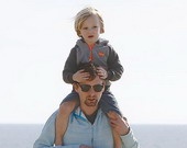 Мэтт Беллами с сыном на побережье Малибу