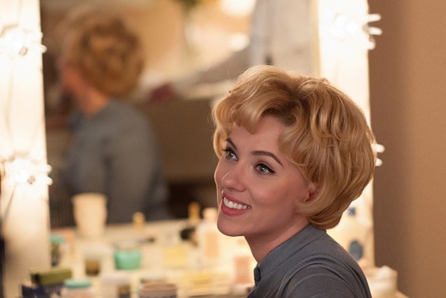 "Хичкок", 2012-В биографической ленте "Хичкок" Скарлетт досталась роль Джанет Ли, классической блондинки "золотого века" Голливуда. Знаменитая сцена убийства в душе далась актрисе легко, гораздо сложнее для неё было найти точный образ героини, на которую 