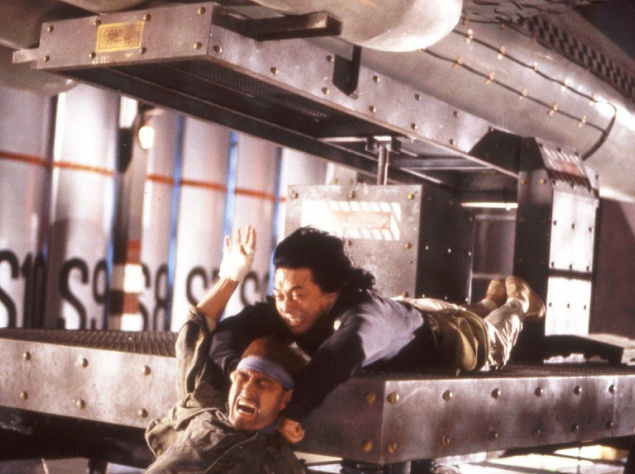 Но существовала информация, что огромная партия золотого запаса Третьего Рейха бесследно исчезла и до сих пор хранится на одной из секретных ставок Гитлера. А "потерялась" партия с драгоценностями в небольшом австрийском городке. Тогда, в апреле сорок пят