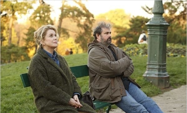 Французская мелодрама "Женщина во дворе". Антуан устраивается на работу консьержем. Жительница дома Матильда обнаружила на стене своей гостиной трещину. Постепенно ее беспокойство по этому поводу перерастает в панику — она боится, что дом обрушится. Антуа