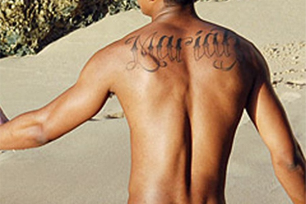 Ник Кэннон и Мэрайя Кэри.  Задолго до свадьбы в 2008 году Ник Кэннон сделал себе на спине огромную надпись "Мэрайя". За день до торжества сама певица сделала себе татуировку с надписью "Миссис Кэннон" на спине. К слову, сейчас у Ника на спине красуется со Ник Кэннон и Мэрайя Кэри.  Задолго до свадьбы в 2008 году Ник Кэннон сделал себе на спине огромную надпись "Мэрайя". За день до торжества сама певица сделала себе татуировку с надписью "Миссис Кэннон" на спине. К слову, сейчас у Ника на спине красуется со