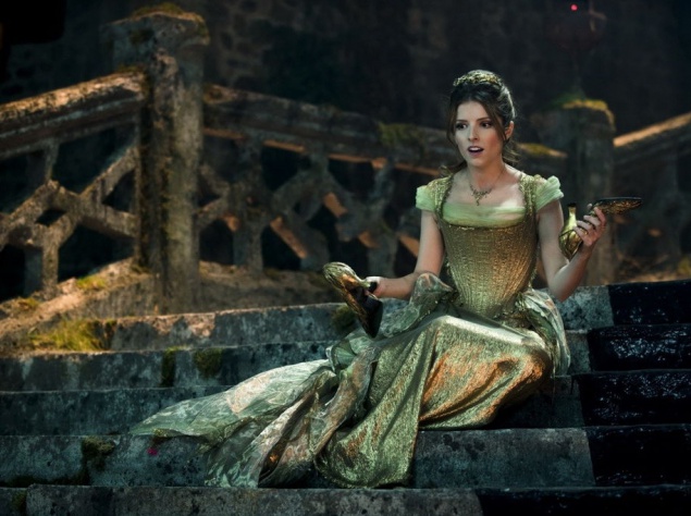 Анна Кендрик в мюзикле "В темном-темном лесу" 2014 года Анна Кендрик в мюзикле "В темном-темном лесу" 2014 года