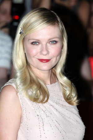 Кирстен Данст посчастливилось разделить свой первый поцелуй с Брэдом Питтом. Это случилось во время съемок фильма "Интервью с вампиром". Надо заметить, что сама актриса была не в восторге от этого опыта, заявив: "Это был просто клевок. Плюс, его длинный в Кирстен Данст посчастливилось разделить свой первый поцелуй с Брэдом Питтом. Это случилось во время съемок фильма "Интервью с вампиром". Надо заметить, что сама актриса была не в восторге от этого опыта, заявив: "Это был просто клевок. Плюс, его длинный в