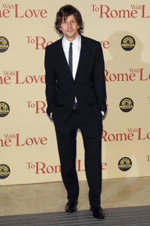 Джесси Айзенберг поделился недавно с журналистами, что первый свой настоящий, глубокий поцелуй сделал в 19 лет во время съемок фильма "Любимец женщин", где его партнершей выступила Дженнифер Биллз. Джесси Айзенберг поделился недавно с журналистами, что первый свой настоящий, глубокий поцелуй сделал в 19 лет во время съемок фильма "Любимец женщин", где его партнершей выступила Дженнифер Биллз.