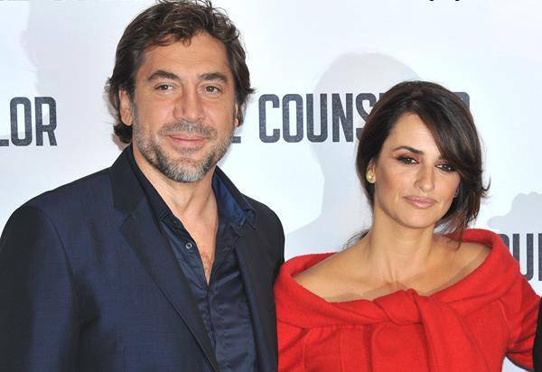 Хавьер Бардем и Пенелопа Крус были друзьями много лет. В 2010 году они тайно поженились на Багамах. Хавьер Бардем и Пенелопа Крус были друзьями много лет. В 2010 году они тайно поженились на Багамах.