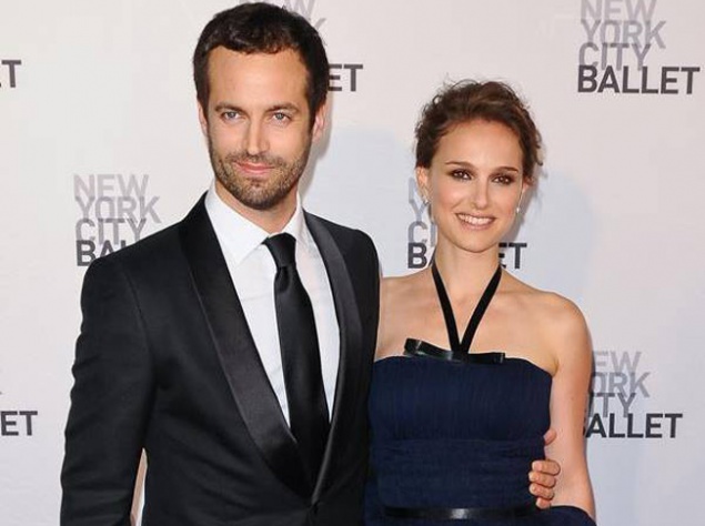 Натали Портман и Бендажмин Мильпье познакомились на съемках фильма "Черный лебедь". Они поженились в Биг Сур в 2012 году. Натали Портман и Бендажмин Мильпье познакомились на съемках фильма "Черный лебедь". Они поженились в Биг Сур в 2012 году.