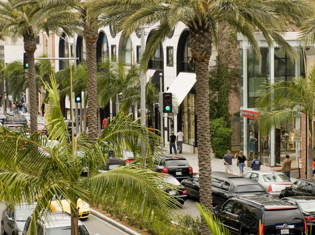 Район Беверли-Хиллз. Улицей Родео-драйв отлично прогуляться вечером