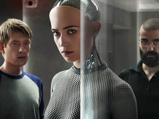 Фантастическая драма "Ex Machina". Молодого тестировщика приглашают на работу в научно-исследовательский центр. Ему предстоит пройти тест Тьюринга, чтобы определить, насколько искусственный интеллект подопытного робота подобен человеческому. Фантастическая драма "Ex Machina". Молодого тестировщика приглашают на работу в научно-исследовательский центр. Ему предстоит пройти тест Тьюринга, чтобы определить, насколько искусственный интеллект подопытного робота подобен человеческому.