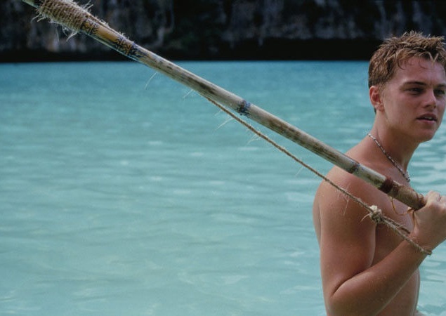 Приключенческая драма, снятая режиссером Дэнни Бойлом, с Леонардо ДиКаприо в главной роли, снималась на тайском острове Пхи Пхи. Известняковые скалы, пещеры и множество легенд, окутывающих остров, создали неповторимую мистическую атмосферу, так отчетливо  Приключенческая драма, снятая режиссером Дэнни Бойлом, с Леонардо ДиКаприо в главной роли, снималась на тайском острове Пхи Пхи. Известняковые скалы, пещеры и множество легенд, окутывающих остров, создали неповторимую мистическую атмосферу, так отчетливо