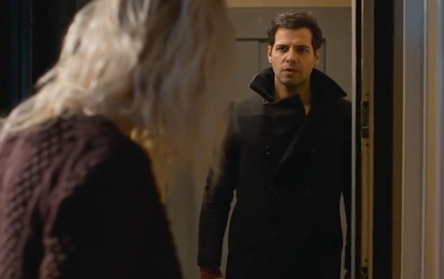 Комедийная драма "Она его обожает". Мюриель большая поклонница популярного певца Венсана Лакруа. Однажды он постучался к ней в дверь и попросил о помощи... С этого момента жизнь женщины поменялась в корне. Комедийная драма "Она его обожает". Мюриель большая поклонница популярного певца Венсана Лакруа. Однажды он постучался к ней в дверь и попросил о помощи... С этого момента жизнь женщины поменялась в корне.