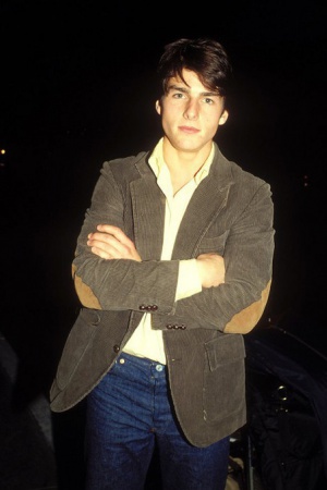 Том Круз  Сейчас ему: 52  Чем занимался в свои 20 лет: начинал карьеру в Голливуде с эпизодической роли в "Бесконечной любви". До статуса молодой звезды и главной роли в "Рискованном бизнесе" Тому оставалось всего 2 года.  С кем встречался: с Мелиссой Гил