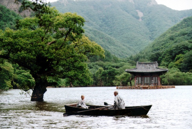 Весна, лето, осень, зима... и снова весна.   Это красивая и неторопливая философская притча о колесе времени, совершающем движение в бесконечность. Каждый раз, с началом нового цикла вращения, жизнь на земле обновляется, и у каждого есть возможность для н