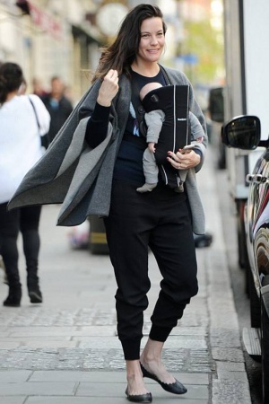 Надо заметить, что несмотря на то, что ее старший сын Мило учится в Нью-Йорке, Лив старается как можно чаще прилетать в Лондон, где работает и живет отец ее второго сына и жених Дэйв Гарнер.