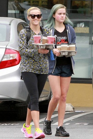 Риз Уизерспун со своей дочерью Авой посетила тренажерный зал в Лос-Анджелесе. После тренировки мать с дочерью зашли в местное кафе за напитками.