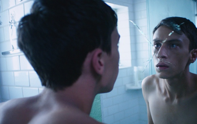 Триллер "Неупокоенная". Дэниэла суд приговорил к домашнему аресту на все лето. Пока его мать отлучилась по делам, в доме происходит странное происшествие. Одноклассница Дэниэла звонит ему по скайпу и обвиняет в том, что он довел ее до самоубийства.