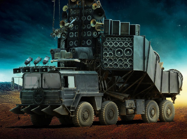 Doof Wagon.    Военный восьмиколесный автомобиль, созданный для перевозки межконтинентальных ракет, переоборудован в музыкальную сцену: бесчисленное количество динамиков и усилителей, трубы и гитары. Кажется, фанатов "Макса" ждет рок-н-ролл!