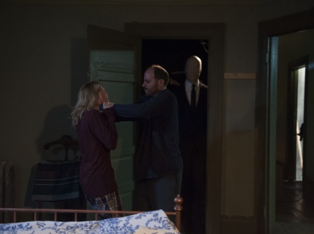 Ужасы "Слендер". Команда журналистов отправляется в дом исчезнувшей семьи и обнаруживает там коробку с кассетами. Пересмотрев пленки, они находят доказательства проявления некого существа Слендера. Его можно увидеть лишь через объектив видеокамеры, но это