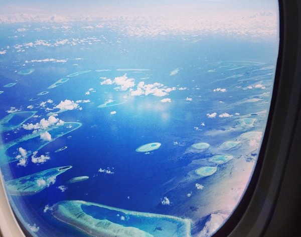 "Вот так выглядят Мальдивы! Для меня это одно из самых романтичных мест в Мире, урааааааа мы близки к цели. Еще один перелет, потом заплыв на катере и мы на базе", - подписала фото певица, умолчав, кто же это "мы".