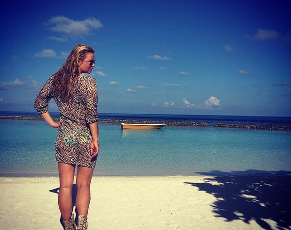 "А это рай и его Богиня, знакомьтесь", - пишет Аня.