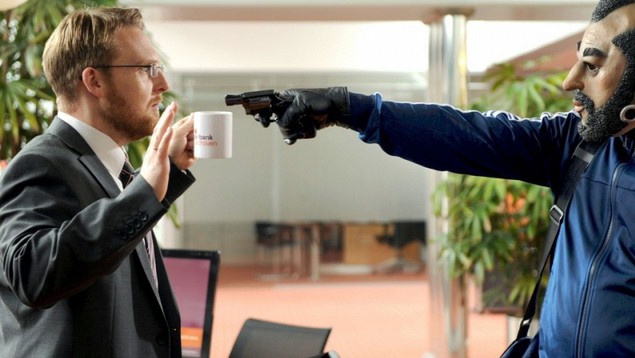 Комедия "Факап, или хуже не бывает". У Тилля престижная работа в банке, но его отношения с супругой давно утратили былую страсть. Жалуясь на спокойную жизнь, он и подумать не мог, что в один прекрасный момент станет заложником. Это произошло вовремя ограб