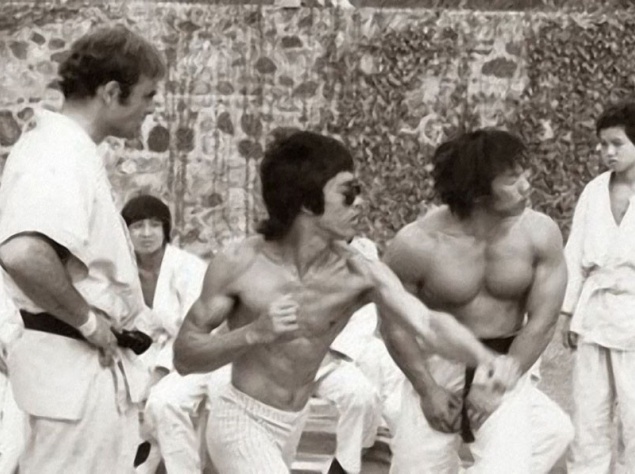 Боло с радостью принимает предложение и с огромной честью снимается в фильме вместе с Брюсом Ли.