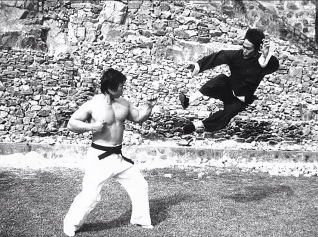 Как-то в интервью на вопрос: "Боло, вступали ли Вы в поединок с Брюсом Ли?" Боло Йенг ответил: "Выиграть в поединке с Брюсом Ли для меня — нет шансов!"