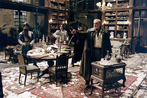 "Лига выдающихся джентльменов", 2003. Шон Коннери. Когда на торжественной вечеринке Шона спросили: "Где же режиссер Норрингтон?", актер ответил: "Спросите в сумасшедшем доме". (Работа над фильмом оставила столь дурной след в душе и режиссера Стивена Нор "Лига выдающихся джентльменов", 2003. Шон Коннери. Когда на торжественной вечеринке Шона спросили: "Где же режиссер Норрингтон?", актер ответил: "Спросите в сумасшедшем доме". (Работа над фильмом оставила столь дурной след в душе и режиссера Стивена Нор