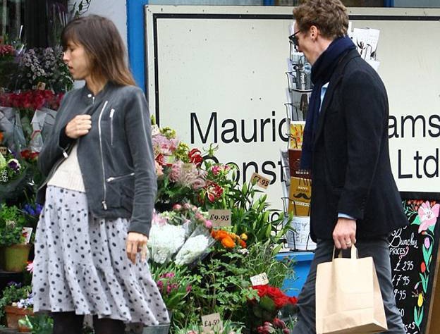 На лондонских улицах был замечен Бенедикт Камбербэтч со своей беременной супругой Софи Хантер. Пара совершала поход по магазинам. На лондонских улицах был замечен Бенедикт Камбербэтч со своей беременной супругой Софи Хантер. Пара совершала поход по магазинам.