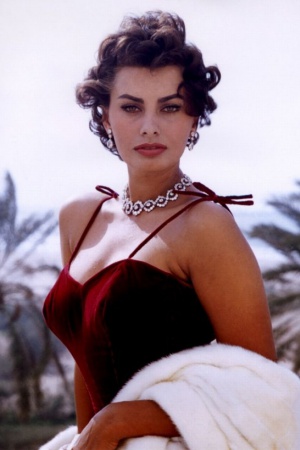 Софи Лорен.   Итальянская актриса и певица. Обладательница премии "Оскар". Снялась во множестве фильмов. Наиболее значительные роли Софи Лорен сыграла в "Чочаре" с Жаном-Полем Бельмондо, во "Вчера, сегодня, завтра", "Браке по-итальянски", "Подсолнухах". В Софи Лорен.   Итальянская актриса и певица. Обладательница премии "Оскар". Снялась во множестве фильмов. Наиболее значительные роли Софи Лорен сыграла в "Чочаре" с Жаном-Полем Бельмондо, во "Вчера, сегодня, завтра", "Браке по-итальянски", "Подсолнухах". В