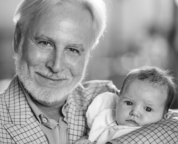 Крис со своей крестницей. Он написал в сети: "Моя крестница Дашиэль и я на ее крестинах. Спасибо Миле и Полу за то, что они сделали этот день таким особенным".