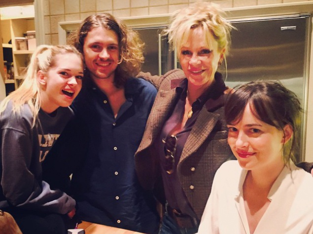 "Я и мои чудесные дети. Стелла, Александр и Дакота - моя радость, мое сердце, моя жизнь в них", - подписала фотографию Мелани Гриффит.